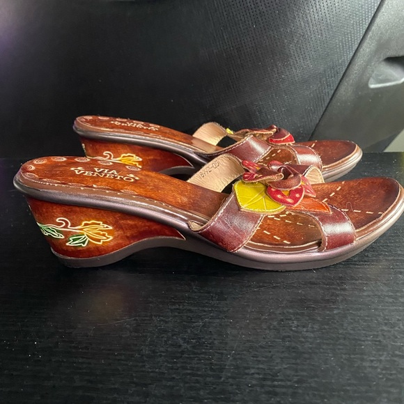 Via Veneto Leather Angela Sandals - Picture 1 of 8